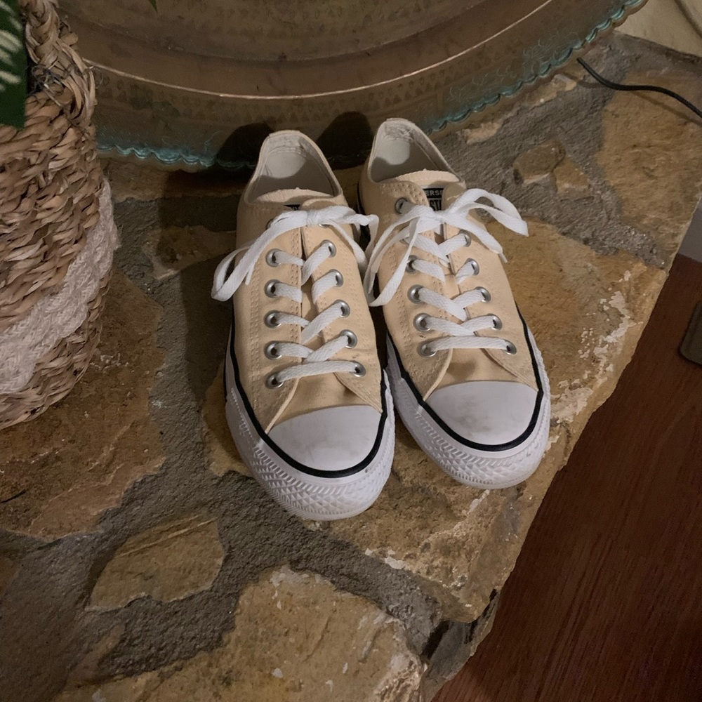 Light yellow Converse Chuck Taylor All Star low top shoes size 7.5